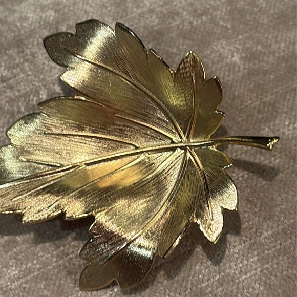 Vintage Gold Leaf Brooch Textured 2 1/2” long - Picture 3 of 6